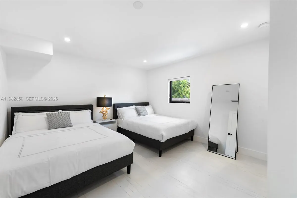 995 NE 107th St, Miami FL 33161