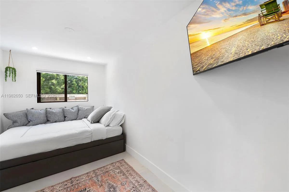 995 NE 107th St, Miami FL 33161