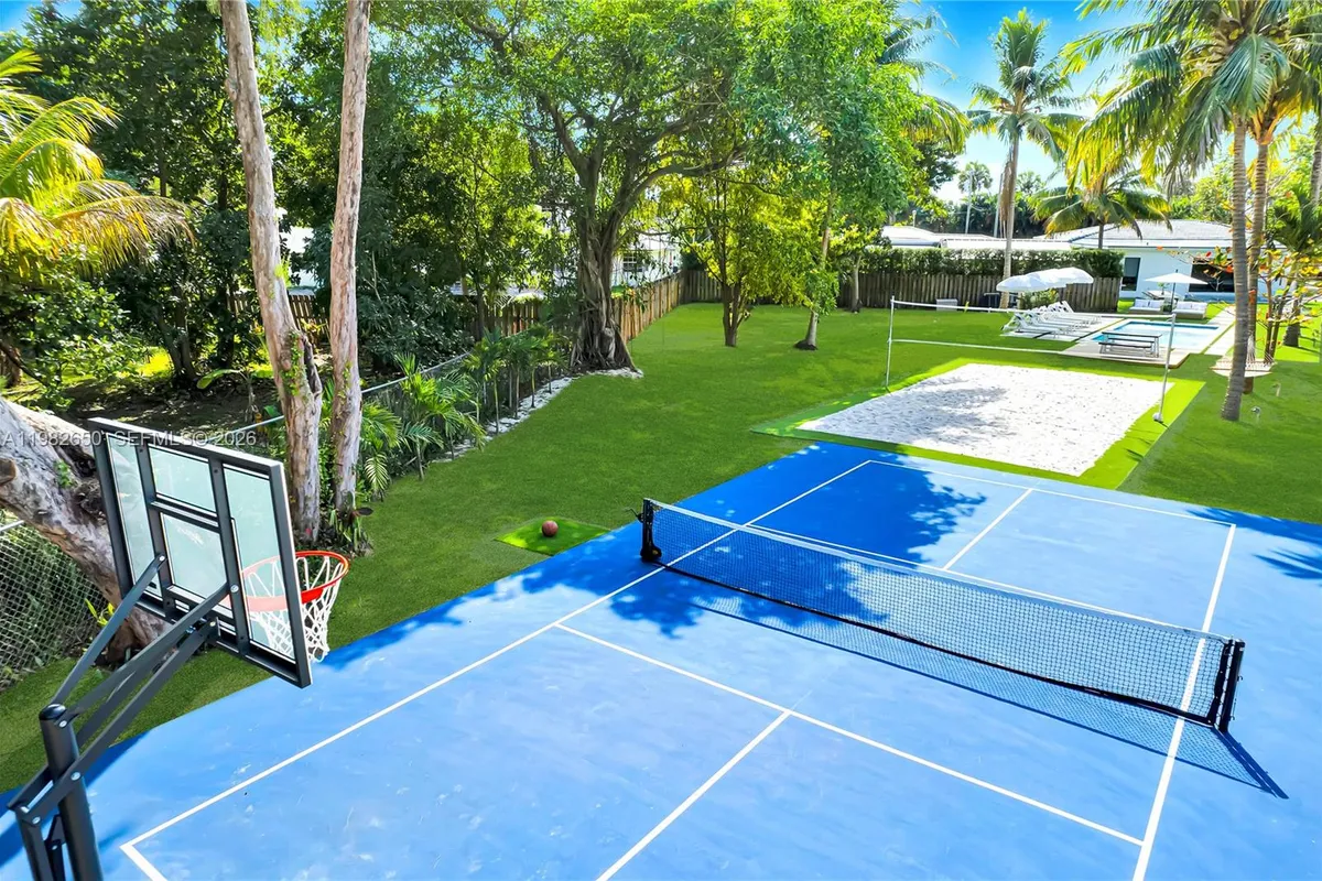 995 NE 107th St, Miami FL 33161