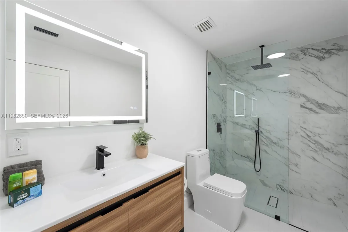 995 NE 107th St, Miami FL 33161