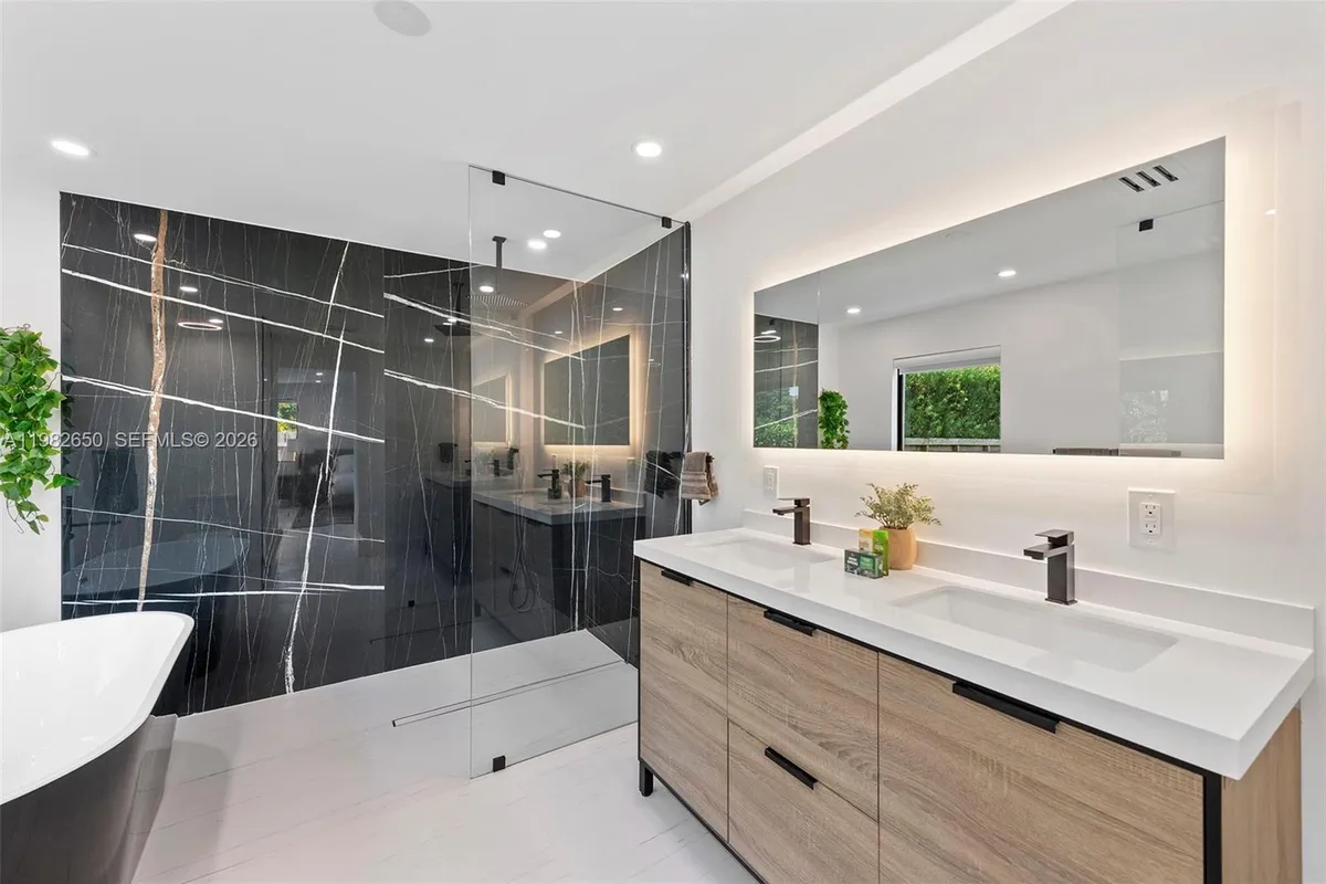 995 NE 107th St, Miami FL 33161