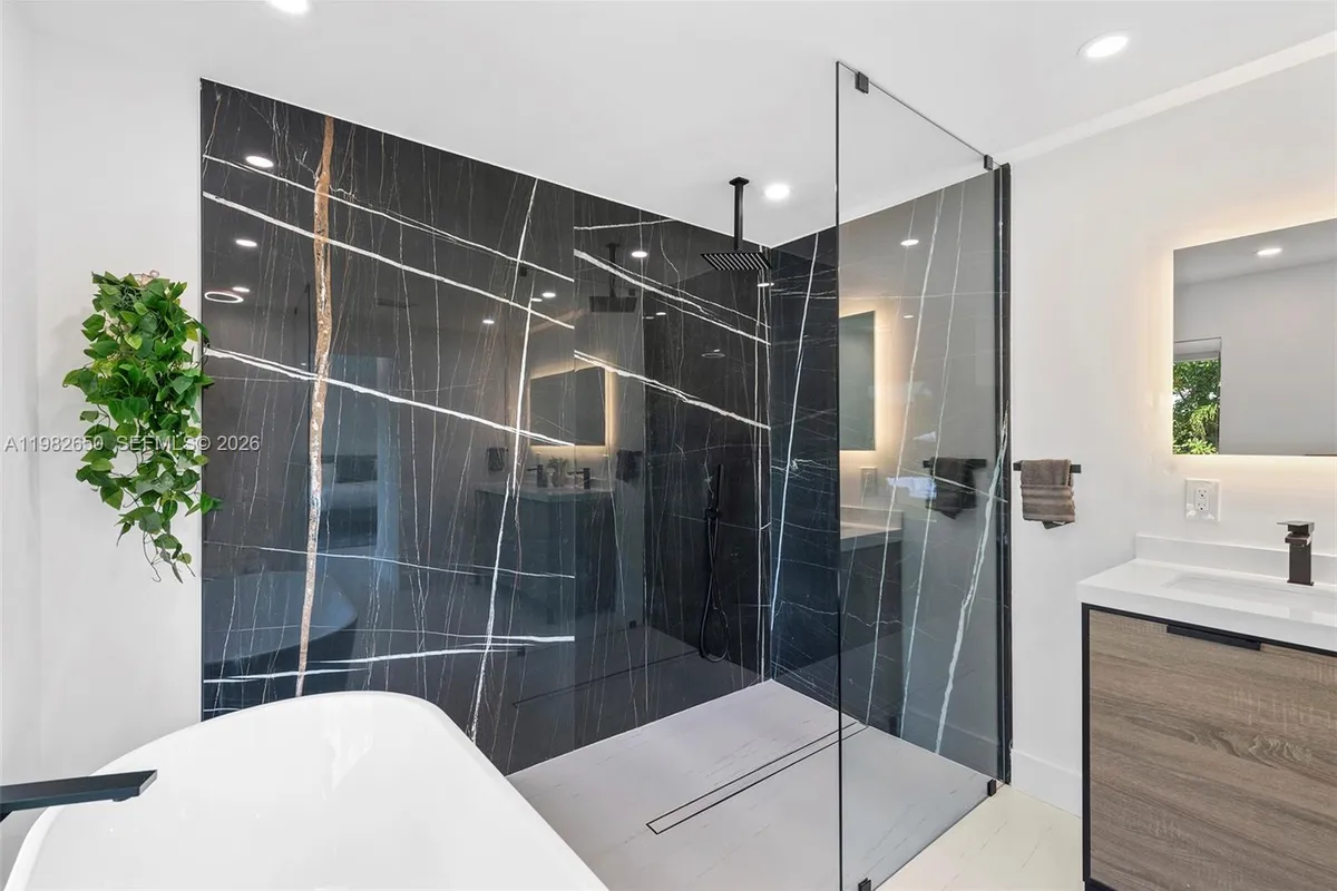 995 NE 107th St, Miami FL 33161