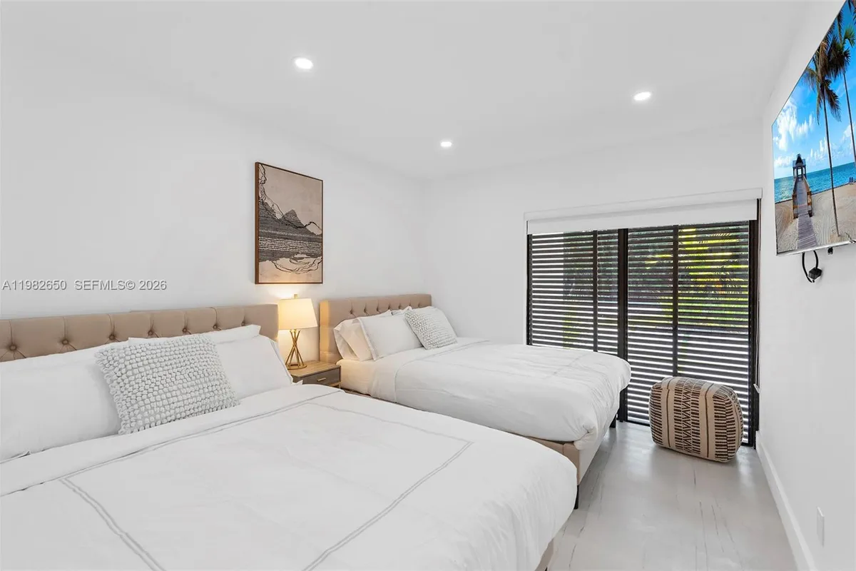 995 NE 107th St, Miami FL 33161