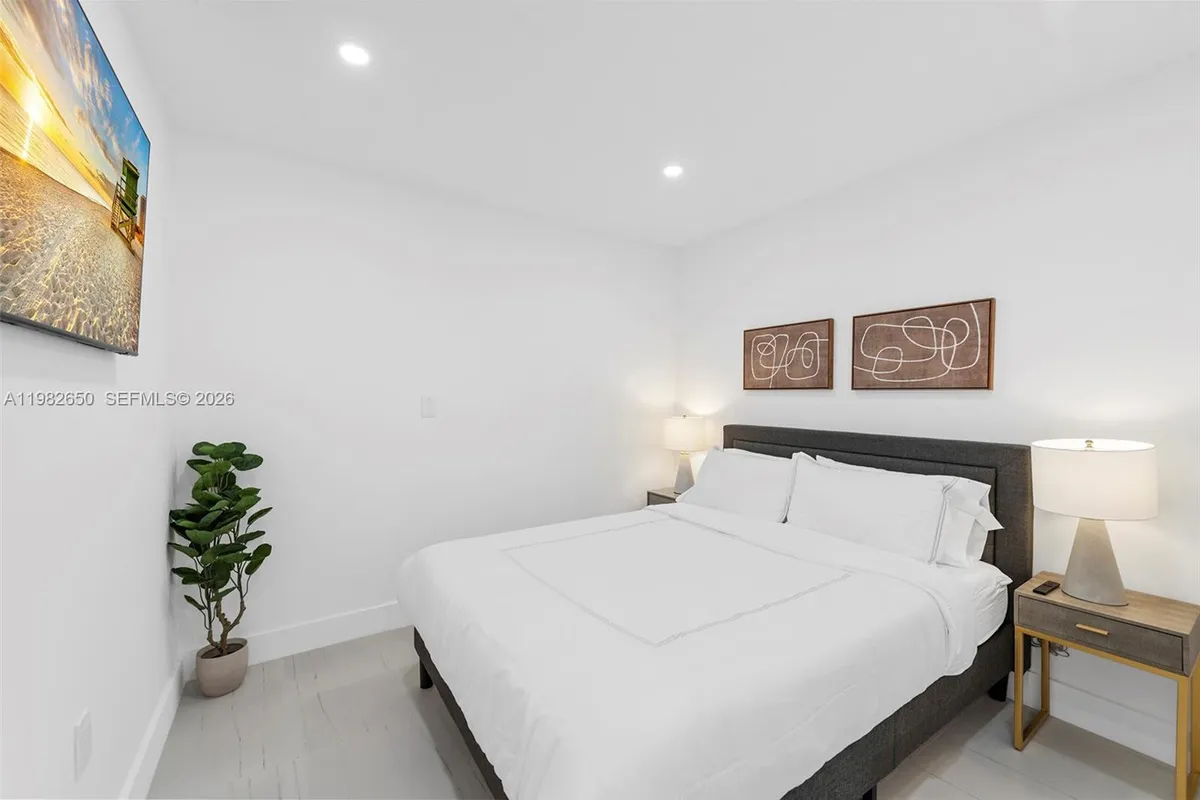 995 NE 107th St, Miami FL 33161