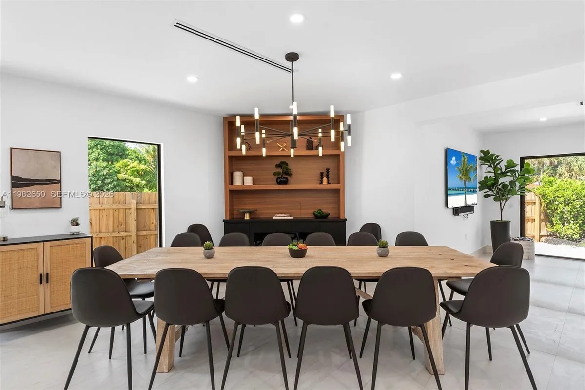 995 NE 107th St, Miami FL 33161