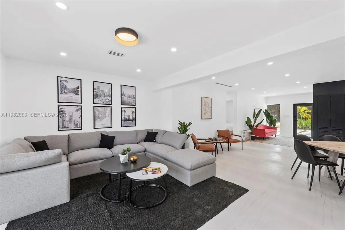 995 NE 107th St, Miami FL 33161