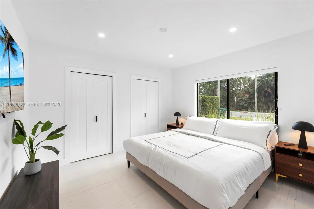 995 NE 107th St, Miami FL 33161