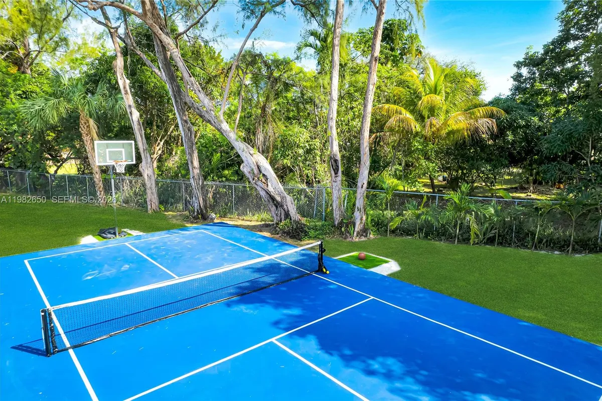 995 NE 107th St, Miami FL 33161