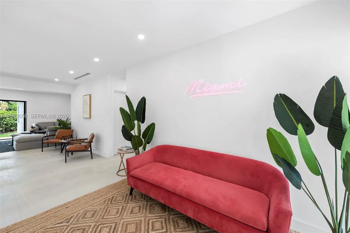 995 NE 107th St, Miami FL 33161