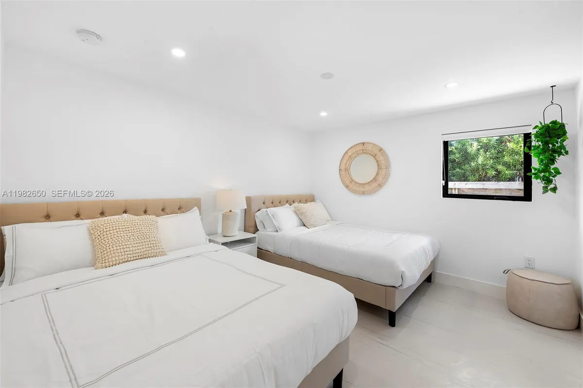 995 NE 107th St, Miami FL 33161