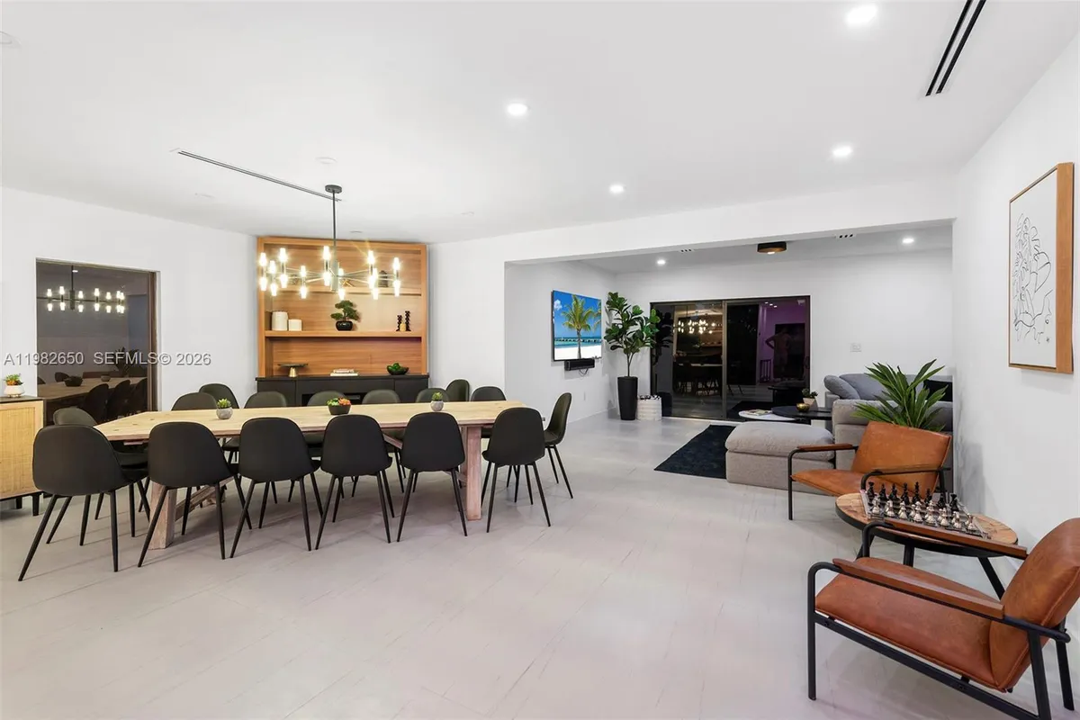 995 NE 107th St, Miami FL 33161