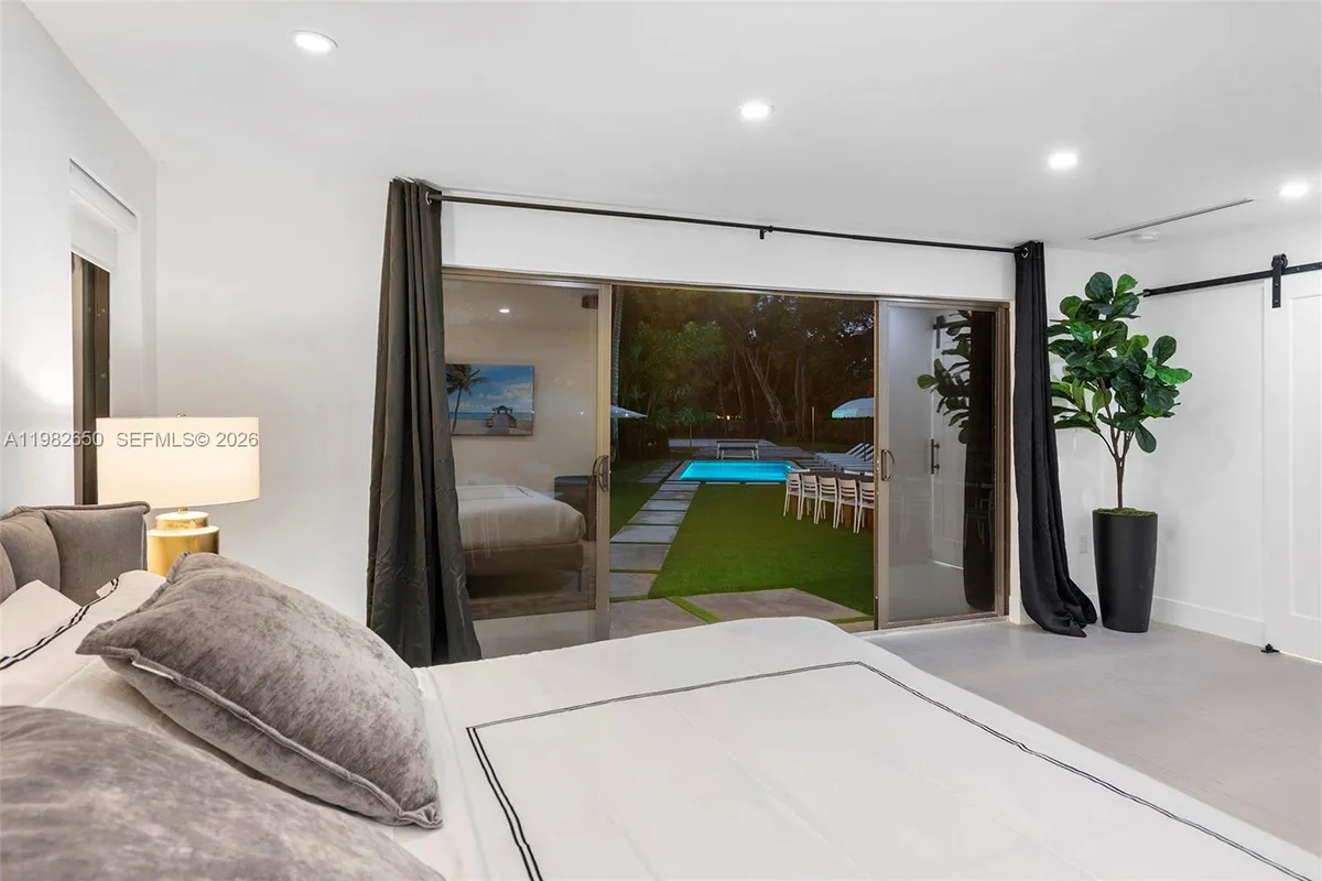 995 NE 107th St, Miami FL 33161