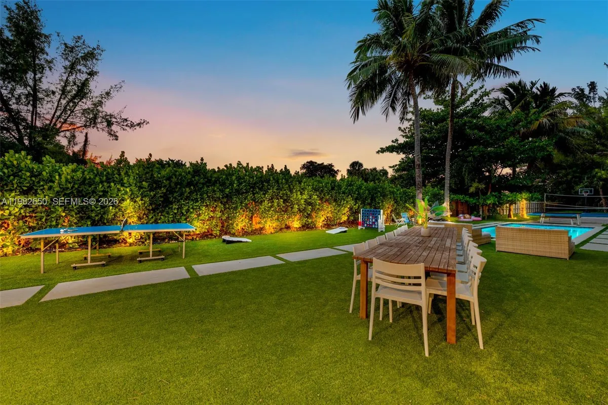 995 NE 107th St, Miami FL 33161