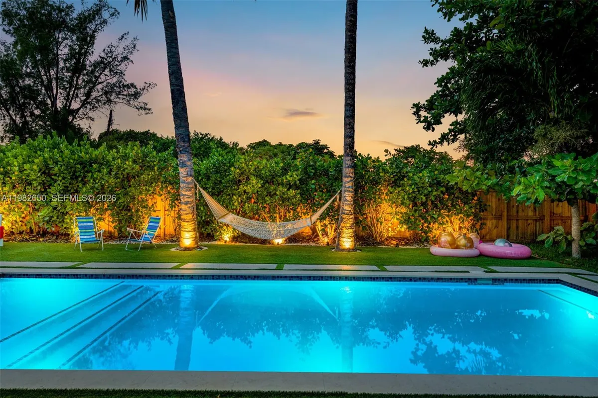 995 NE 107th St, Miami FL 33161