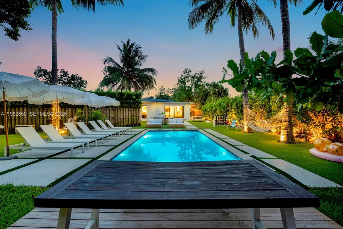 995 NE 107th St, Miami FL 33161