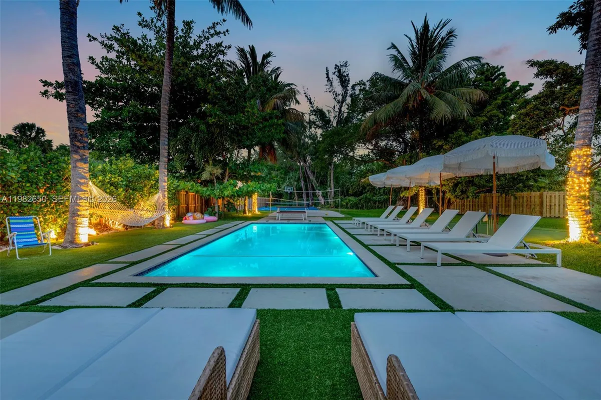 995 NE 107th St, Miami FL 33161