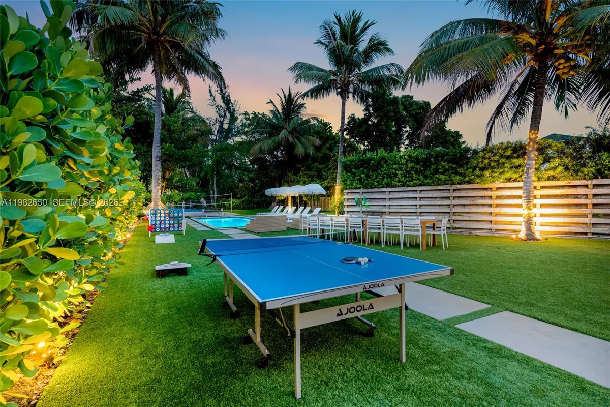 995 NE 107th St, Miami FL 33161