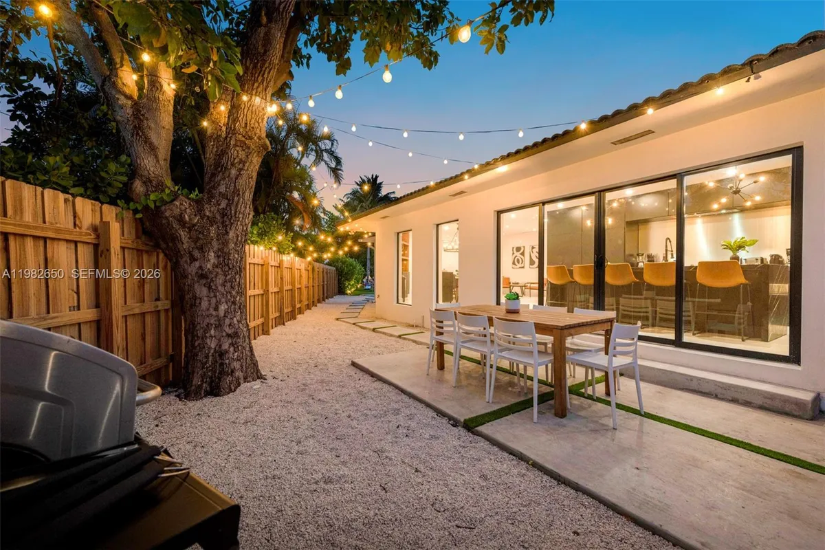 995 NE 107th St, Miami FL 33161