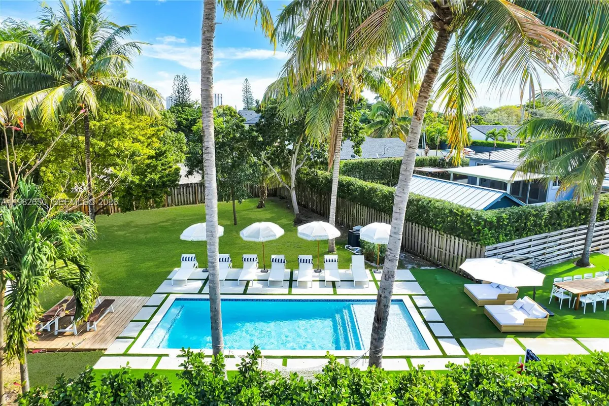 995 NE 107th St, Miami FL 33161