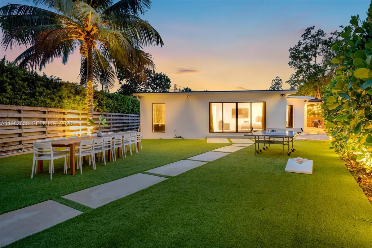 995 NE 107th St, Miami FL 33161