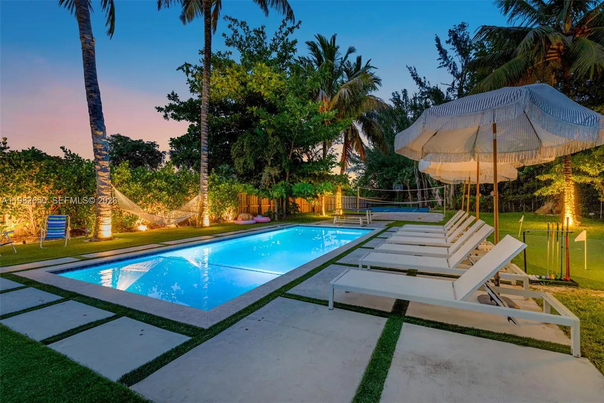 995 NE 107th St, Miami FL 33161