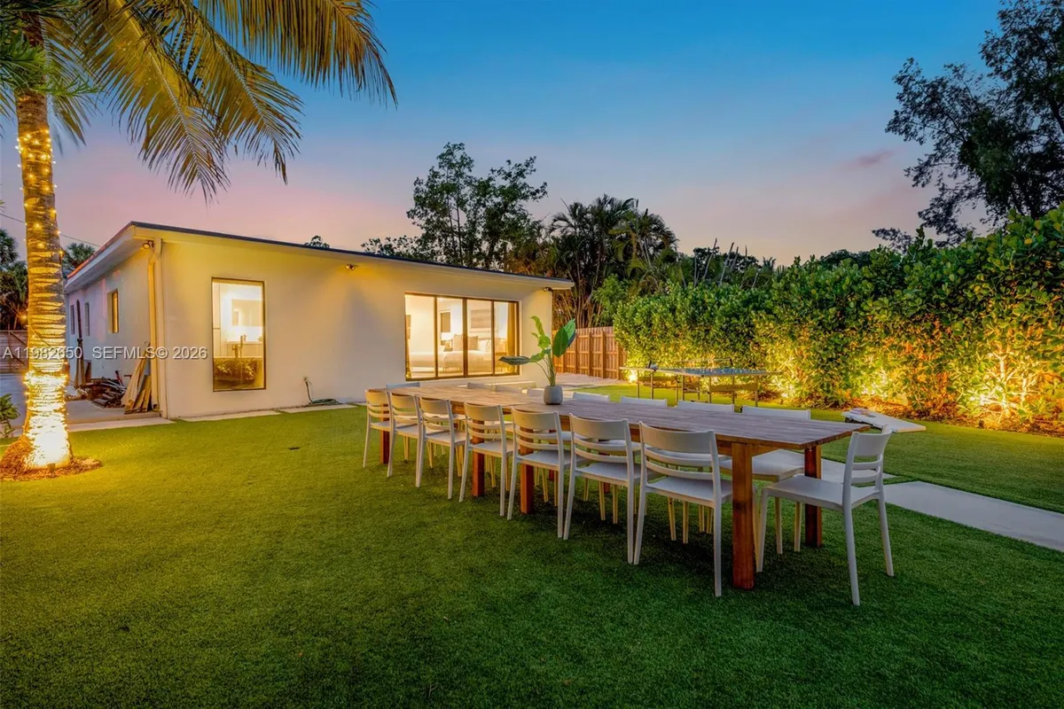 995 NE 107th St, Miami FL 33161