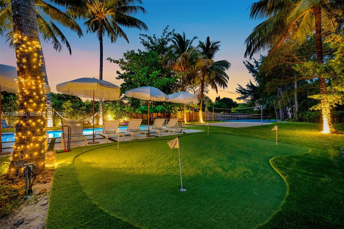 995 NE 107th St, Miami FL 33161