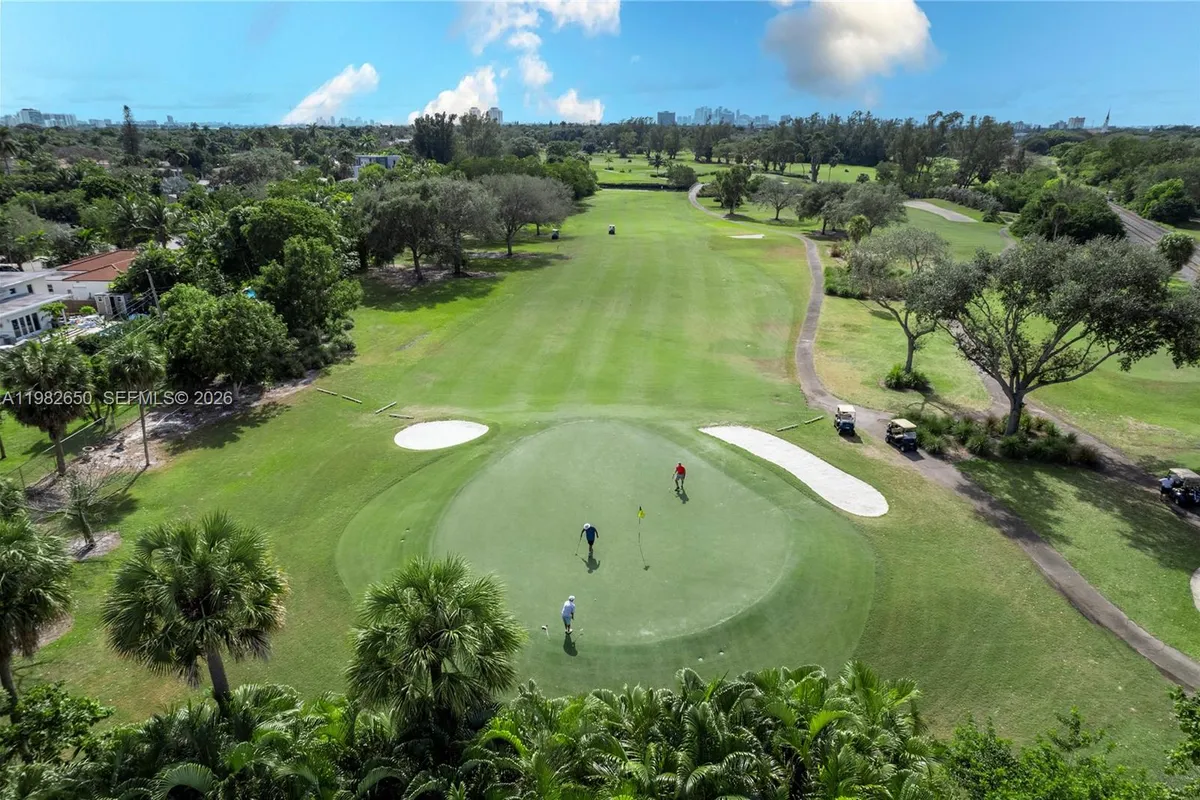 995 NE 107th St, Miami FL 33161