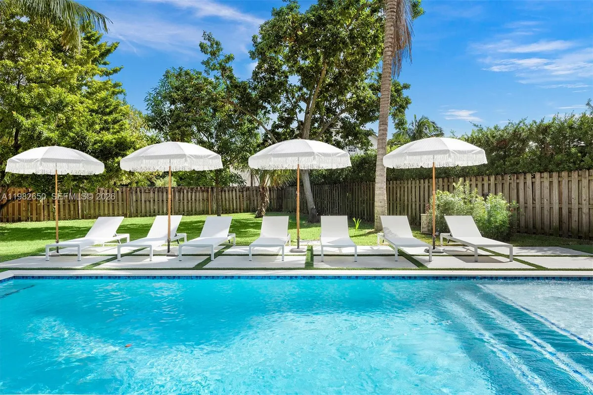 995 NE 107th St, Miami FL 33161