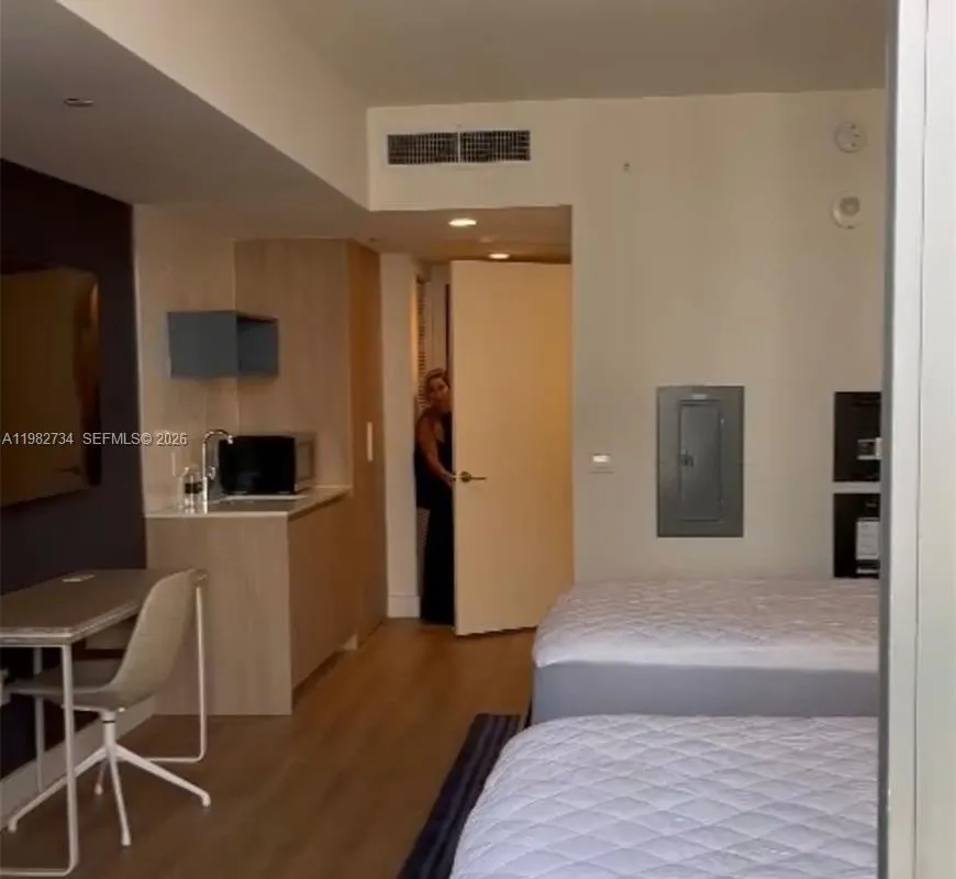 159 NE 6th St # 1804, Miami FL 33132