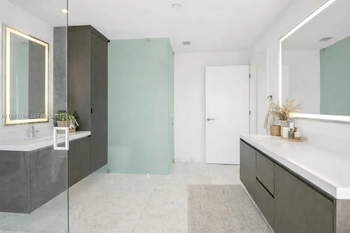 851 NE 1st Ave # 4801, Miami FL 33132