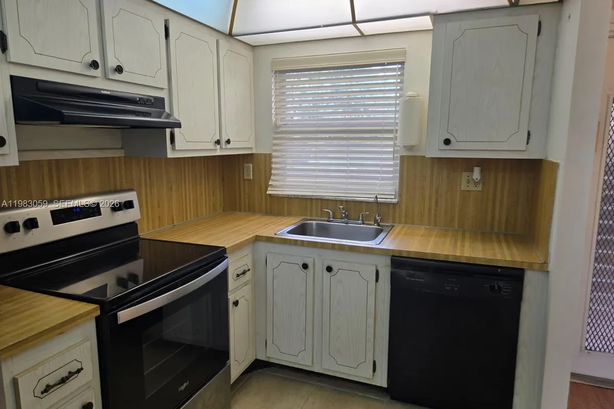 9261 Sunrise Lakes Blvd # 201, Sunrise FL 33322