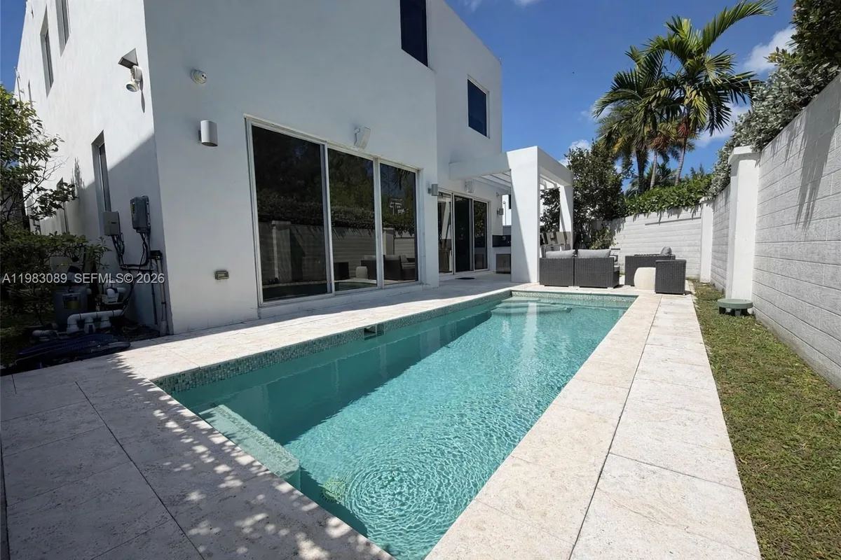 7475 NW 97th Ct, Doral FL 33178