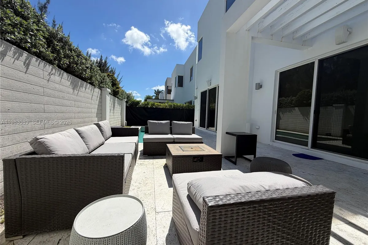 7475 NW 97th Ct, Doral FL 33178