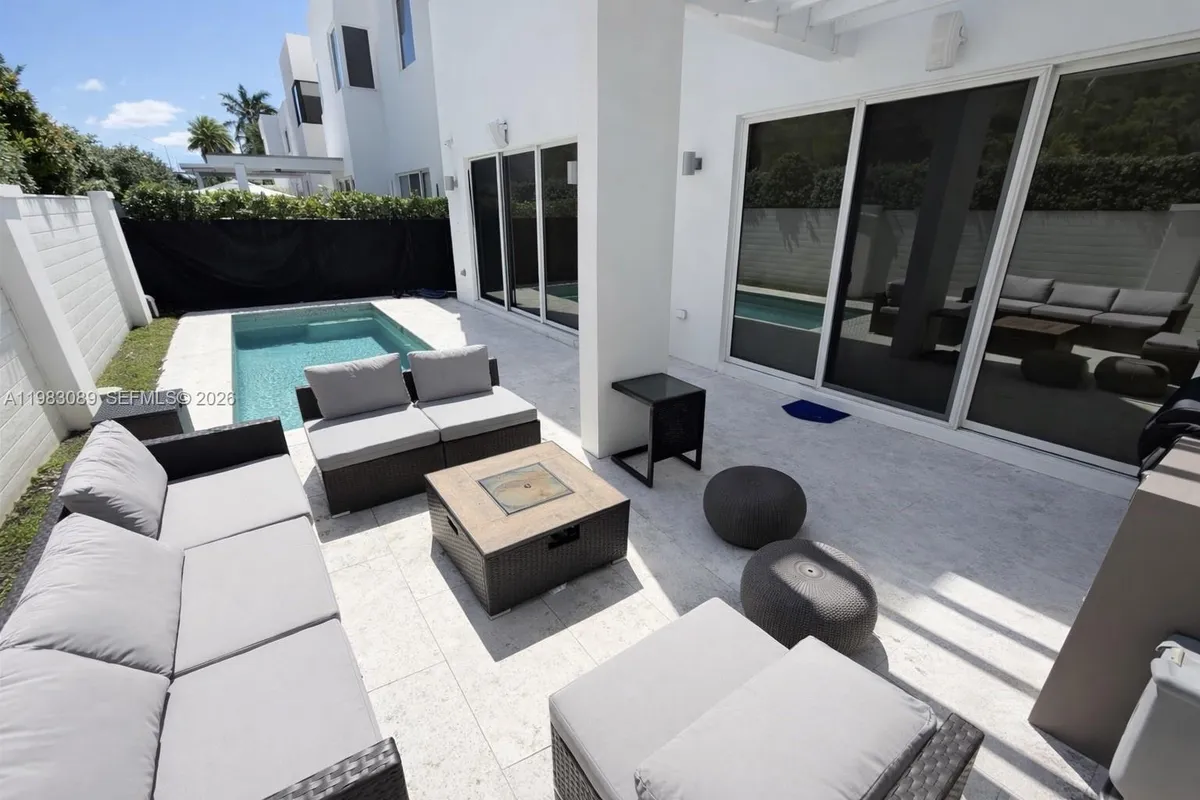 7475 NW 97th Ct, Doral FL 33178