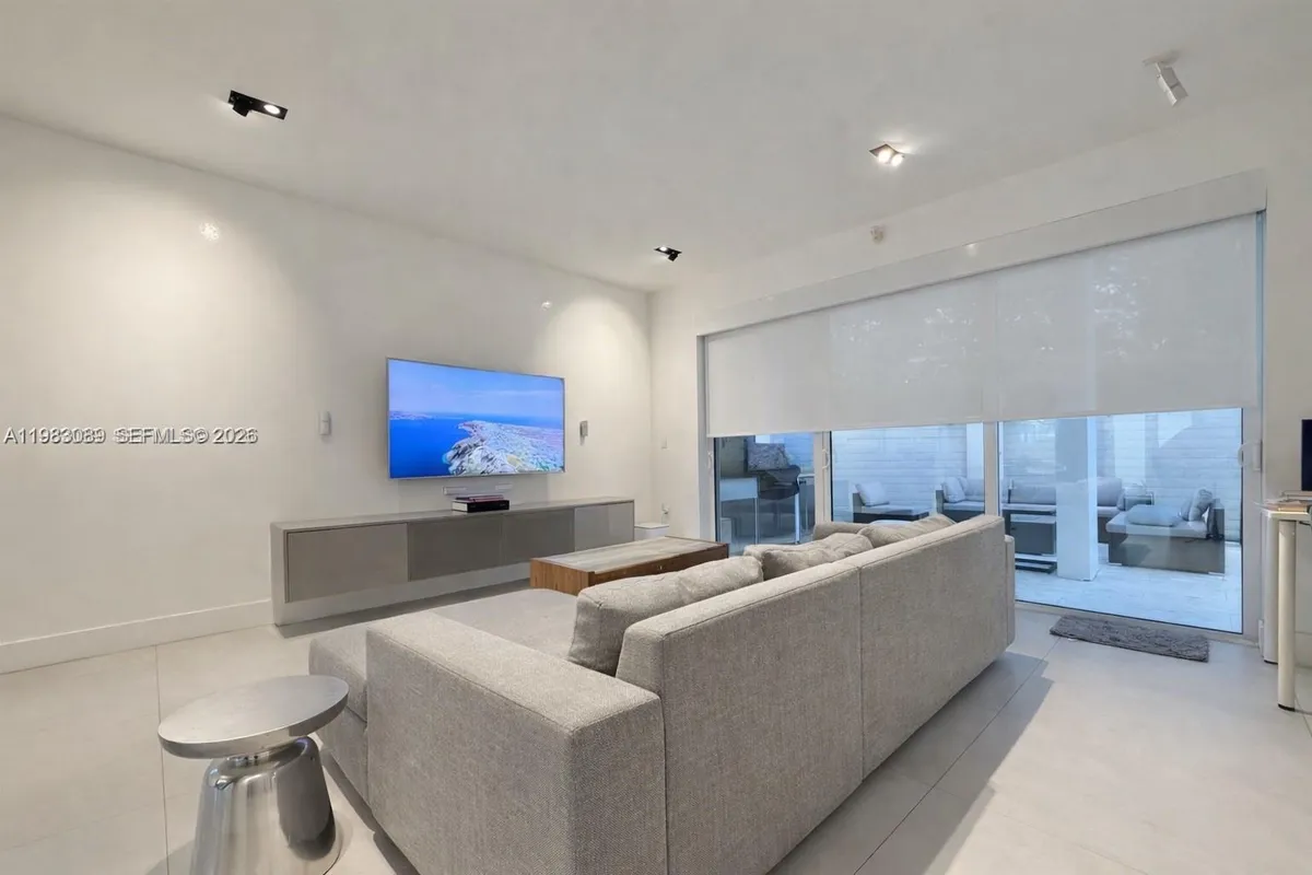 7475 NW 97th Ct, Doral FL 33178