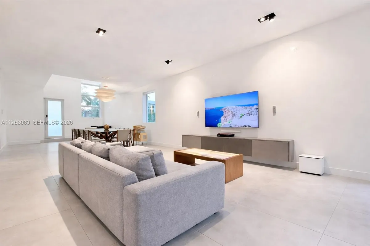 7475 NW 97th Ct, Doral FL 33178