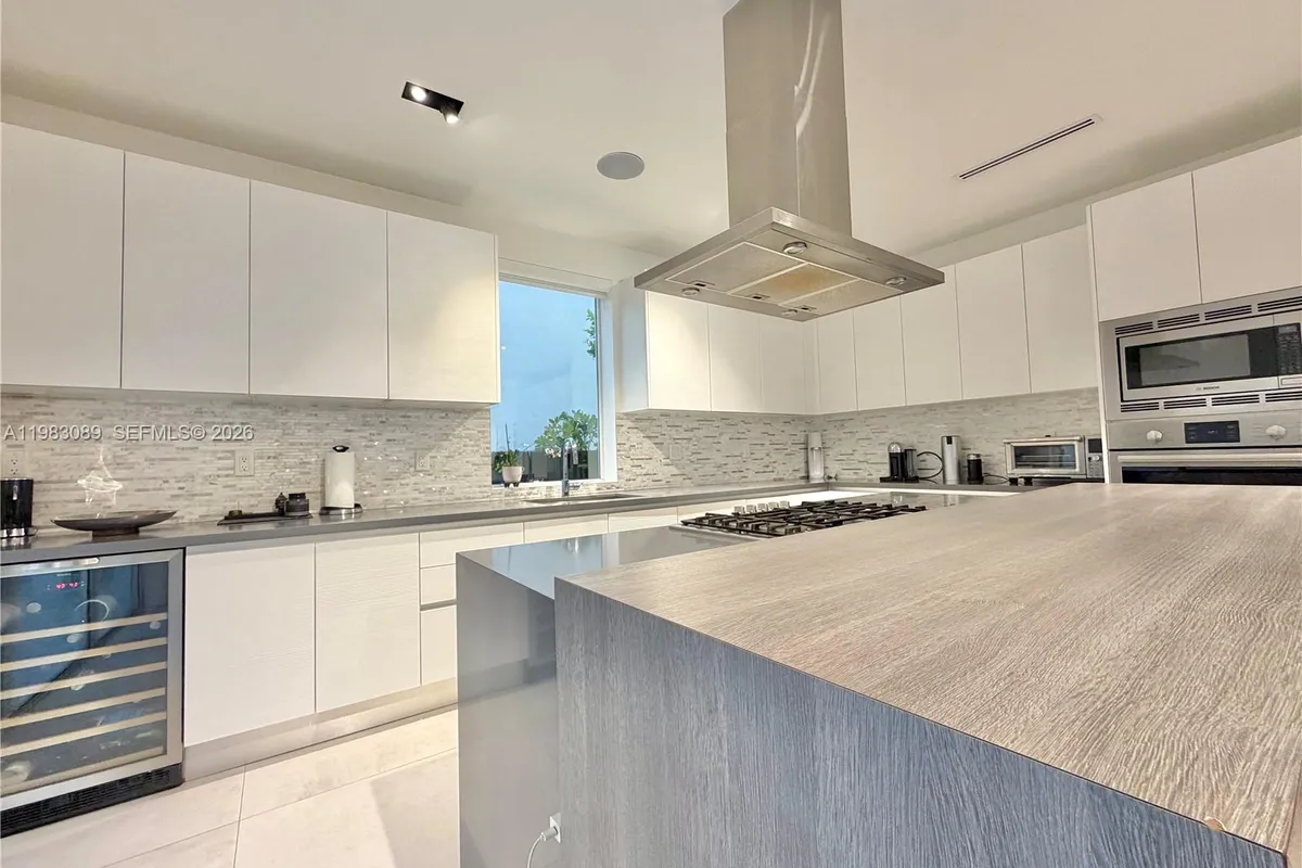 7475 NW 97th Ct, Doral FL 33178