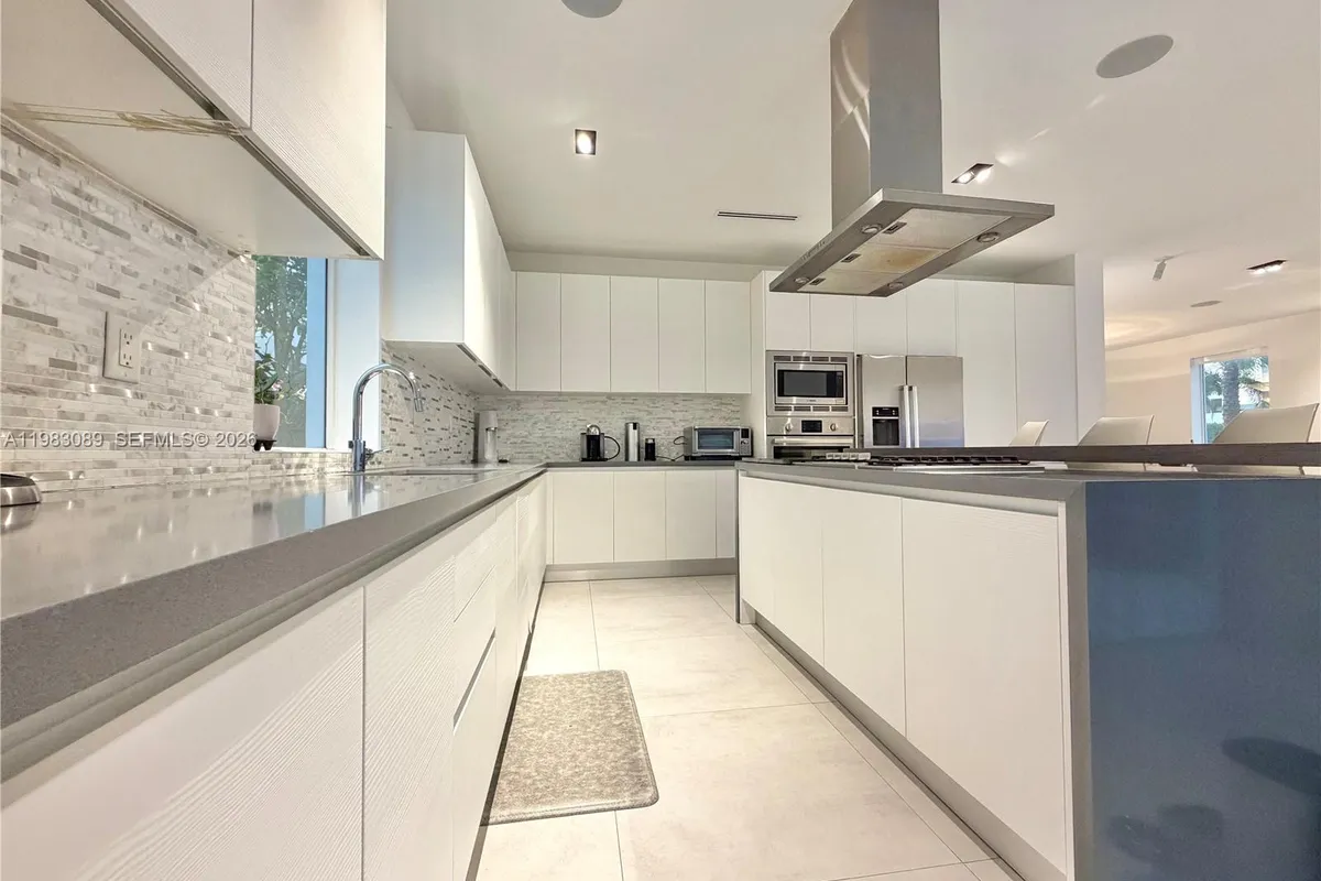 7475 NW 97th Ct, Doral FL 33178