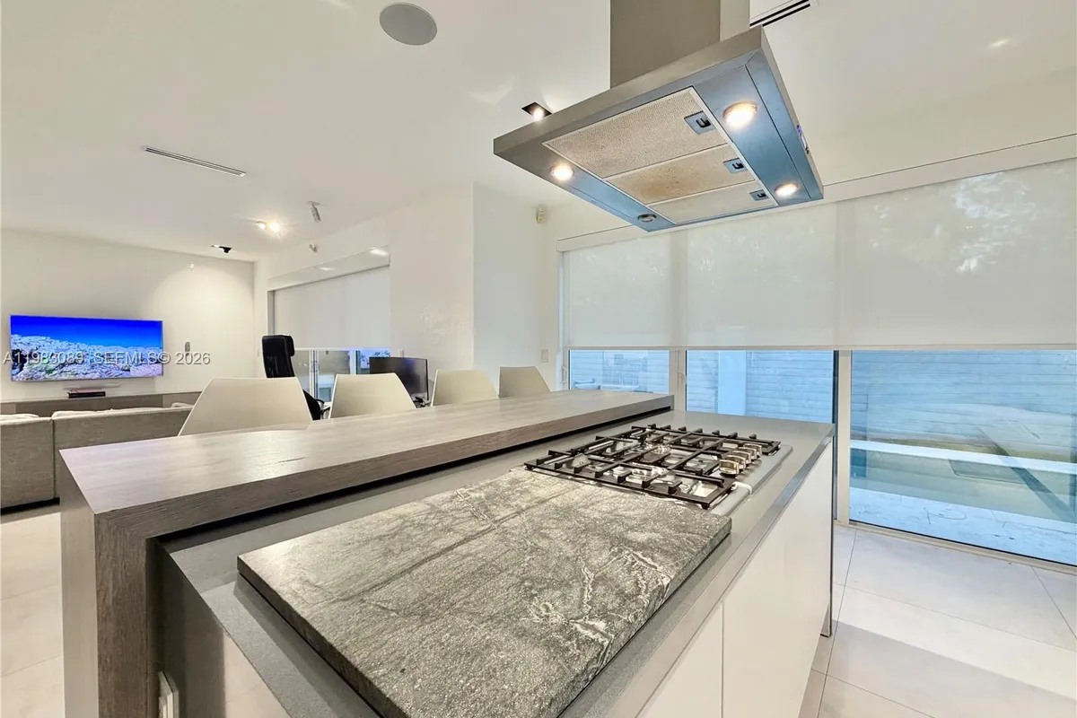 7475 NW 97th Ct, Doral FL 33178