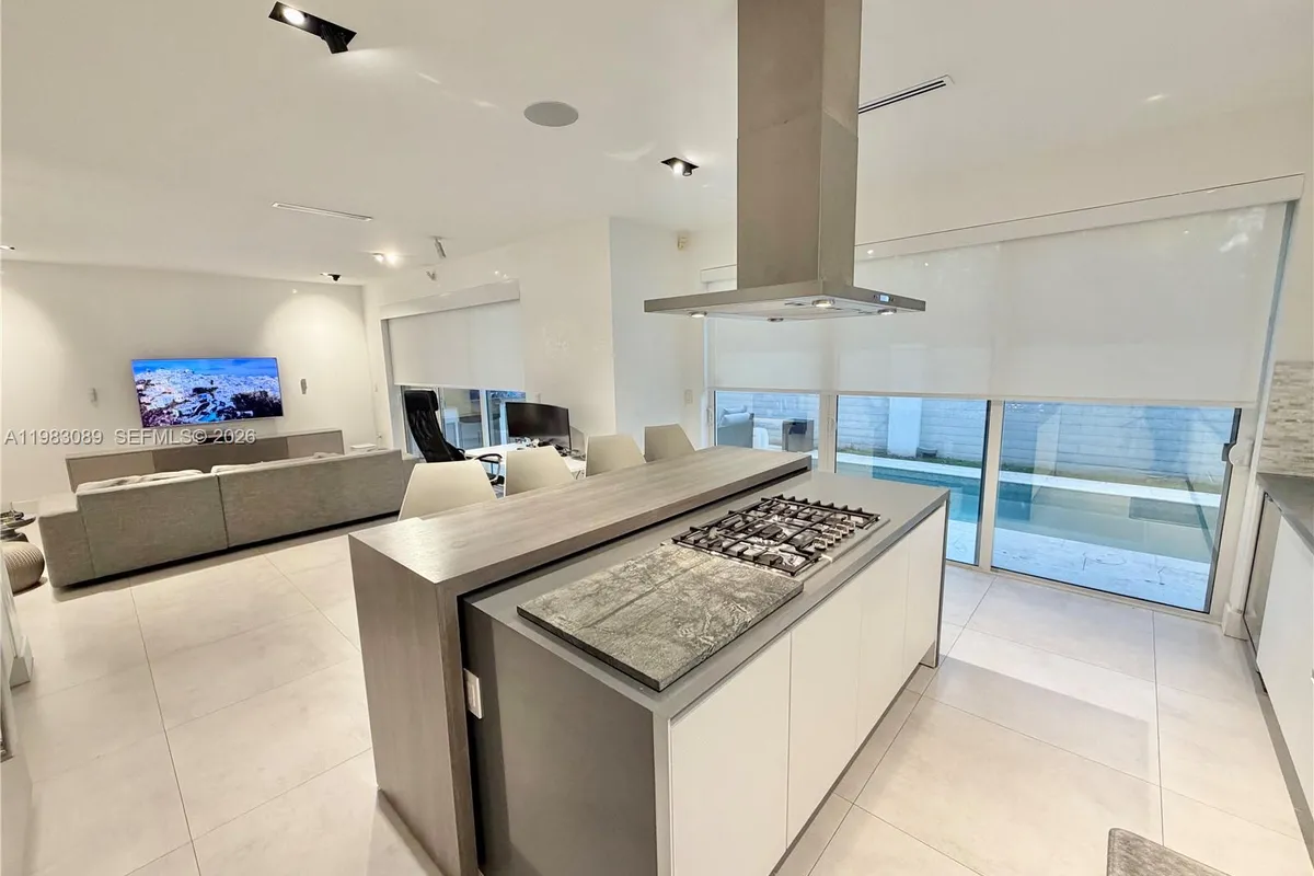 7475 NW 97th Ct, Doral FL 33178