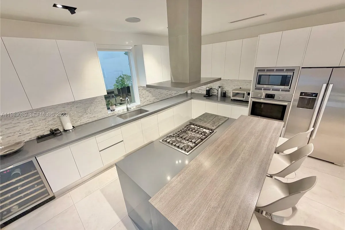 7475 NW 97th Ct, Doral FL 33178