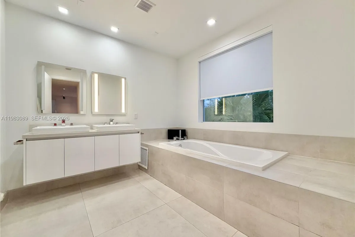 7475 NW 97th Ct, Doral FL 33178