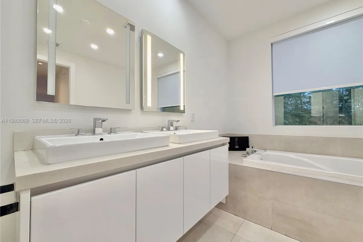 7475 NW 97th Ct, Doral FL 33178