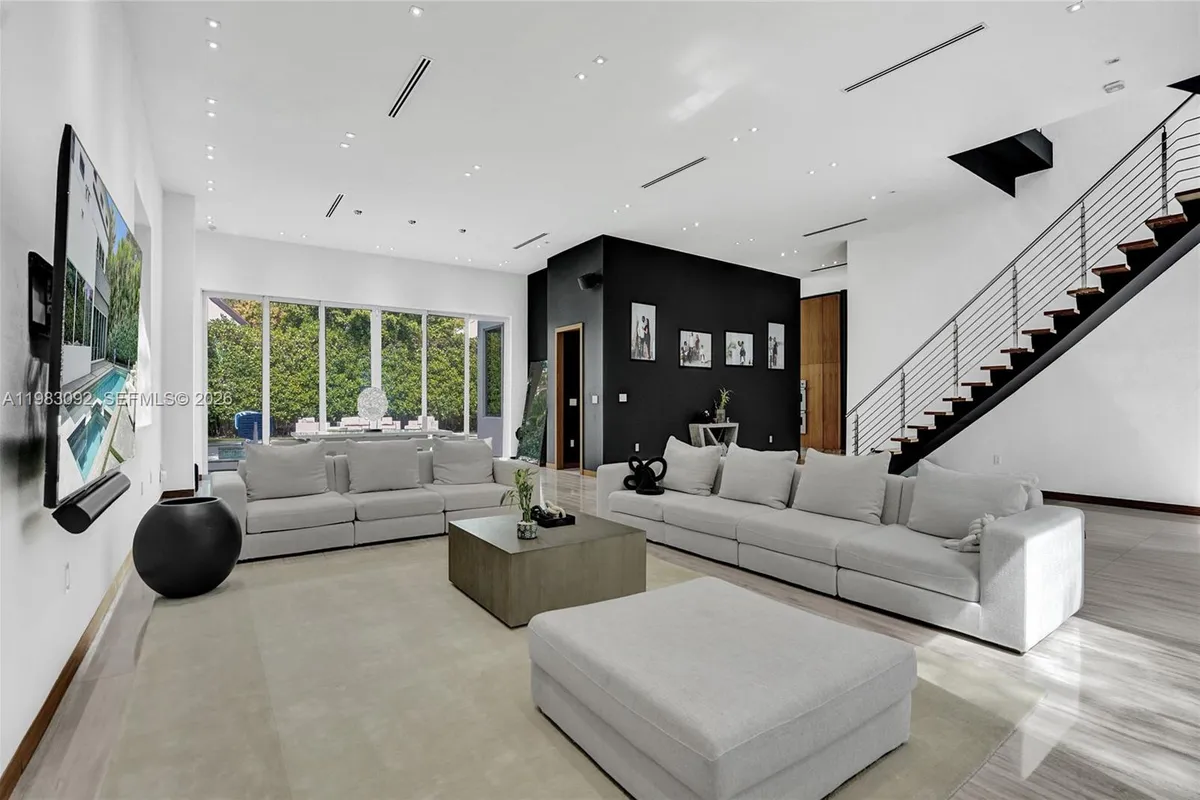 19914 NE 19th Ct, Miami FL 33179