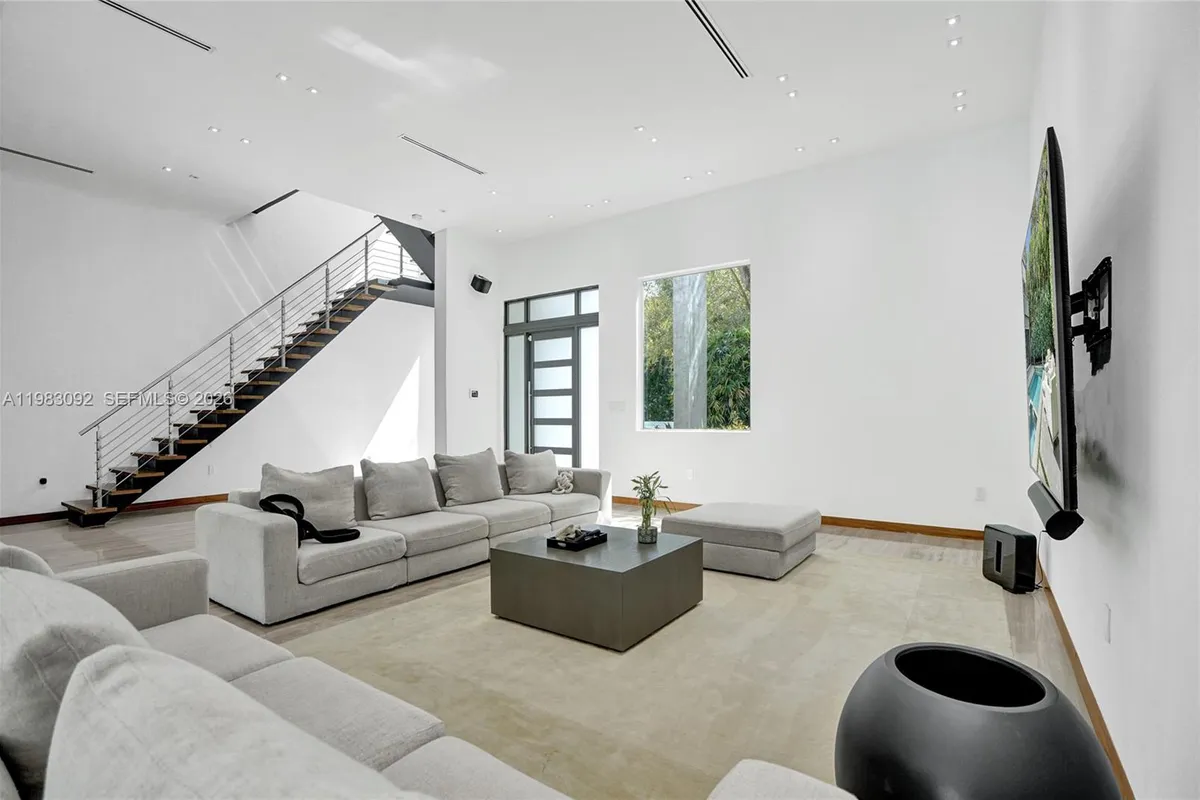 19914 NE 19th Ct, Miami FL 33179