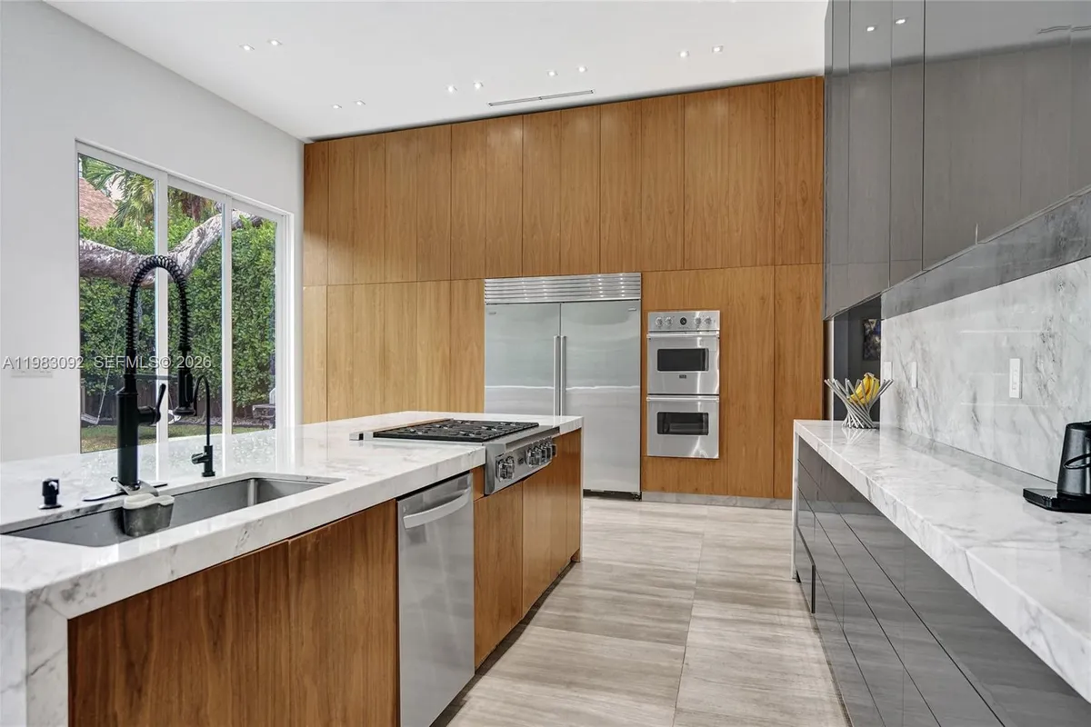 19914 NE 19th Ct, Miami FL 33179