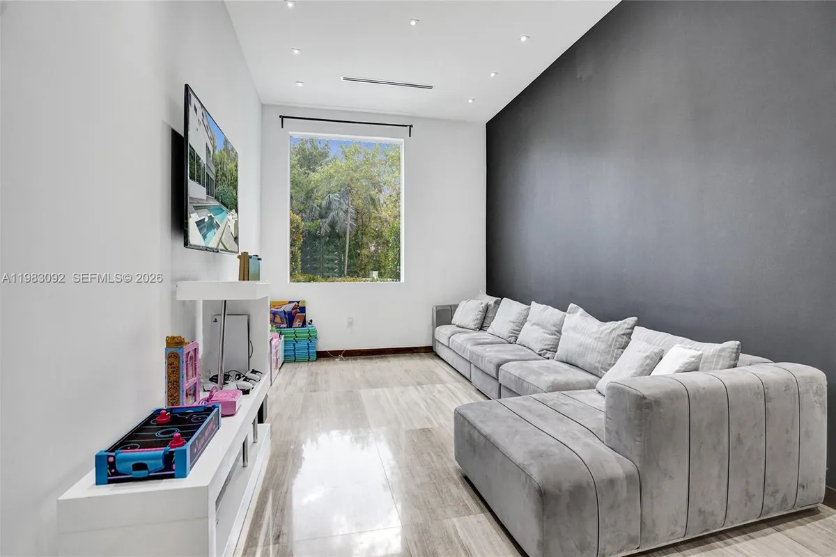 19914 NE 19th Ct, Miami FL 33179