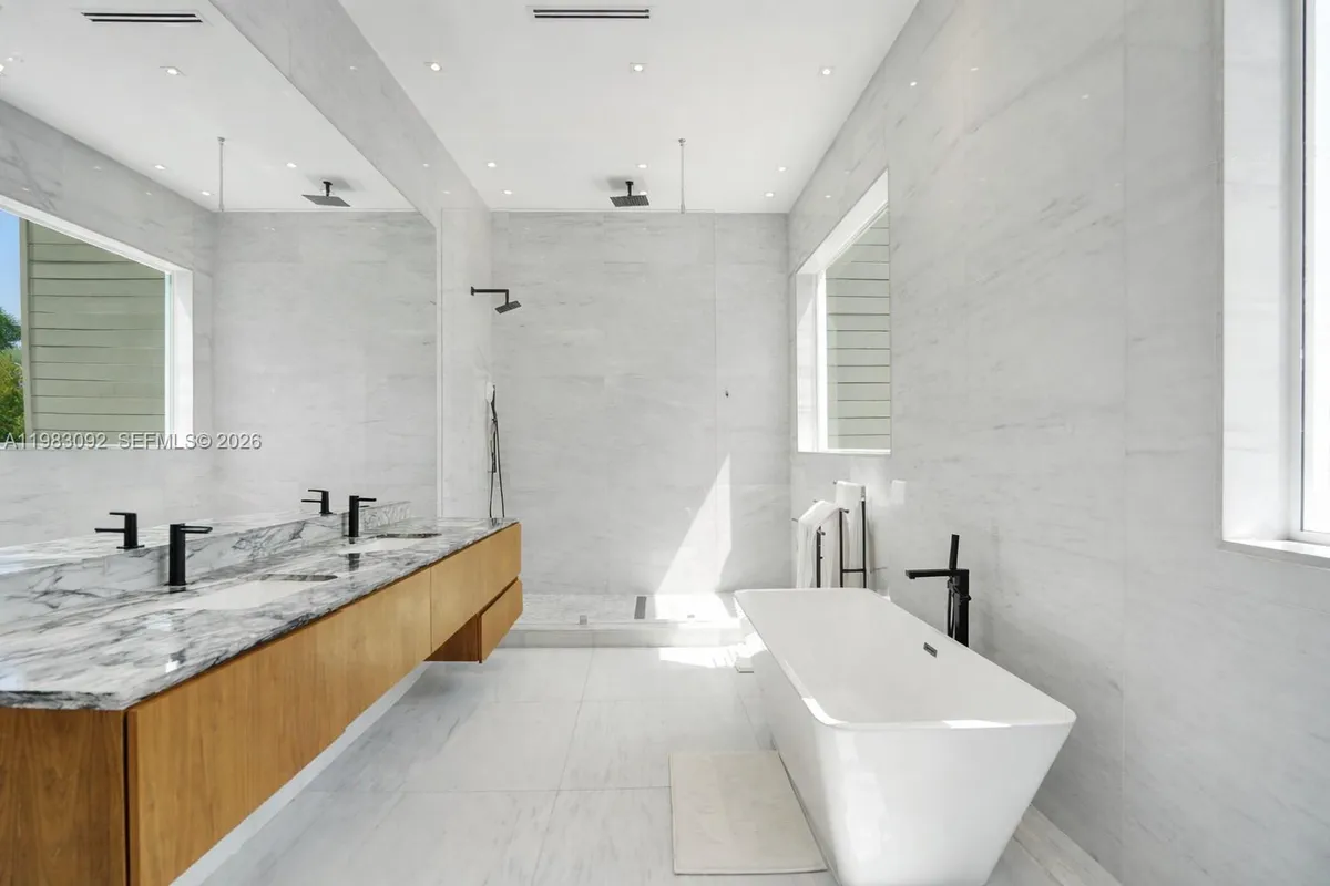 19914 NE 19th Ct, Miami FL 33179