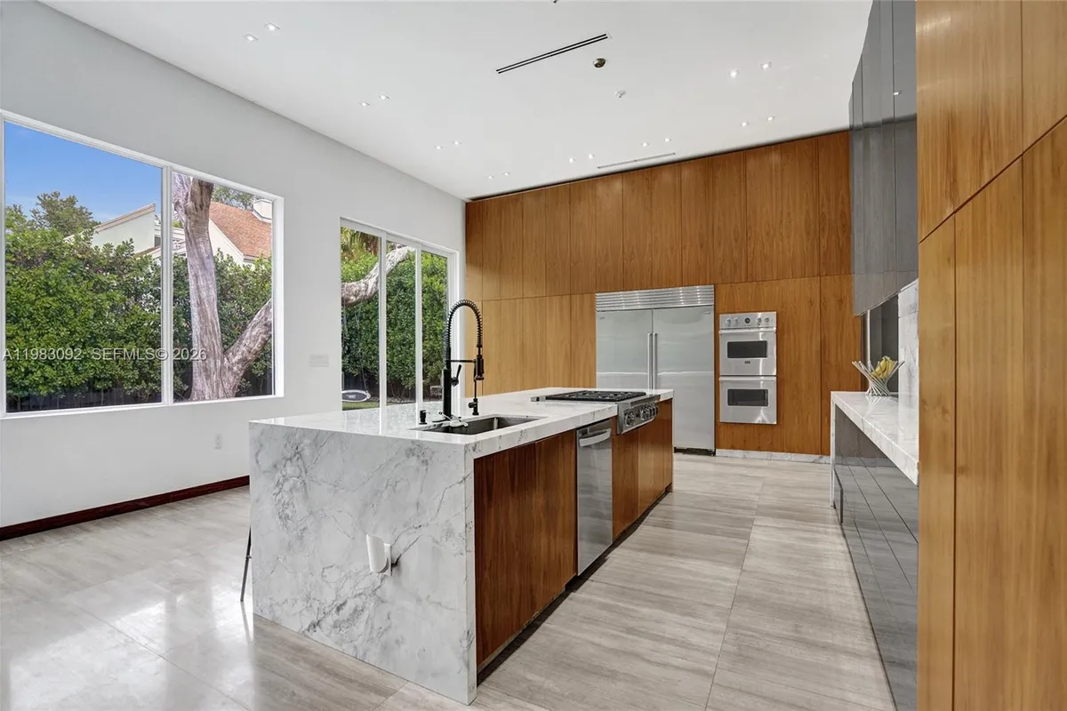 19914 NE 19th Ct, Miami FL 33179